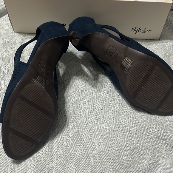 NAVY BLUE HEELS - Picture 4 of 4